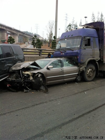 大货追尾辉腾后续:保险赔60W,大家怎么看?