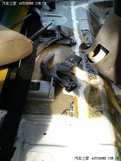 铲掉有毒密封胶后涂上环保密封胶同时铲掉止震