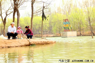 同事们搭伙外出郊郊游,呵呵。满大街贴条的警