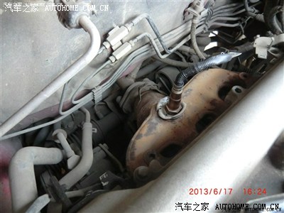 在发动机的出口,见图,这是前氧传感器位置.(借用他人的图)