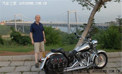 杨坤开的摩托大概要多少钱,什么牌子?