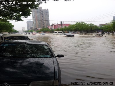 雨,路成海车成船。终于明白为何要交车船税了