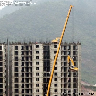 中国人拆楼也是厉害的,挖掘机上楼顶,怎么上去