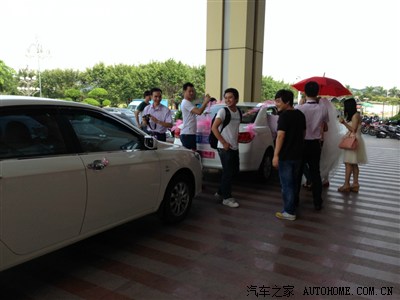 各地车友齐聚中山,开心热闹接新娘。