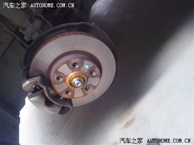 正在4S店修理刹车~~刹车修好了,附个最新油耗