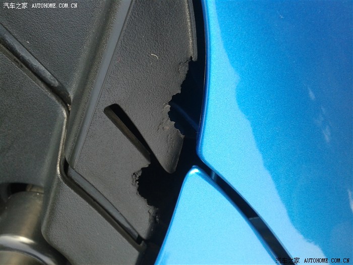 【图】小飞挡风玻璃处给可恶的老鼠咬了个洞!