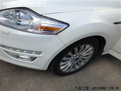 珍珠白,14个月,发黄挺明显的.白色的车主要注意保养了