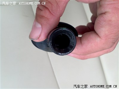 驶员脚下漏水原因已经找到,天窗排水管脱落。