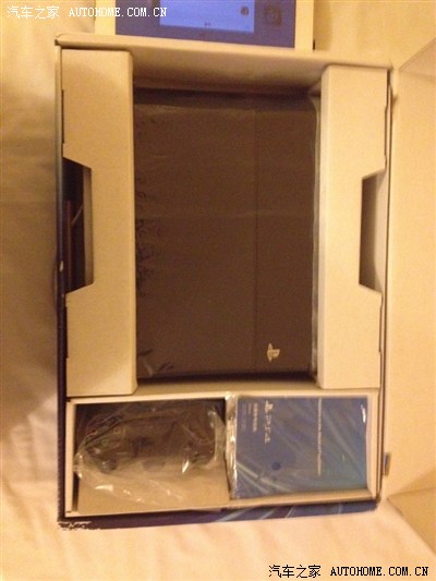 今天香港买了最新的ps4,给奥拓车友们观赏