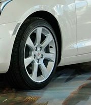 出四个轮子,原车17寸锻造钢圈,米其林防爆胎!