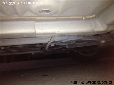 突然发现这个地方漏水,不知道新天籁的空调水排水位置在哪里?