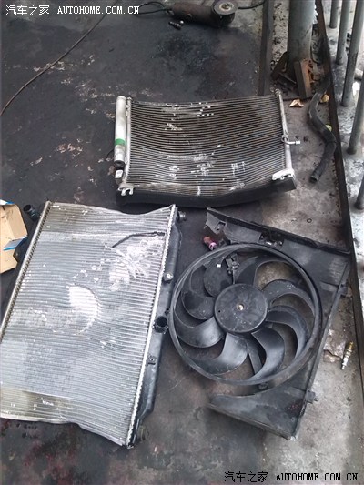 求安慰.损失不小啊.没买车损险.自己掏钱修