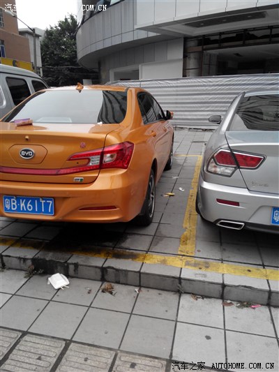 今天下午去建行存钱看到一辆秦,没看出哪里牛