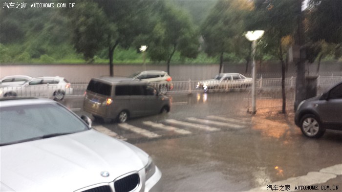 【图】观水路南明小学门口,下雨天,经常有车中