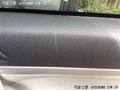 小明右后门塑料内饰有两道明显的划痕,可以修