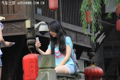 锦里拱桥上自拍的美女,一道独致的风景.