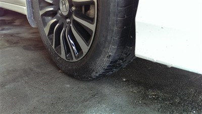 轮胎正常气压会不会太低了,轮都瘪了