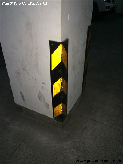 停车场不小心蹭到车门憋了一点,外面弄大概多