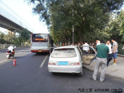 原创)出事故汽车压人上,伸援手抬车救人出