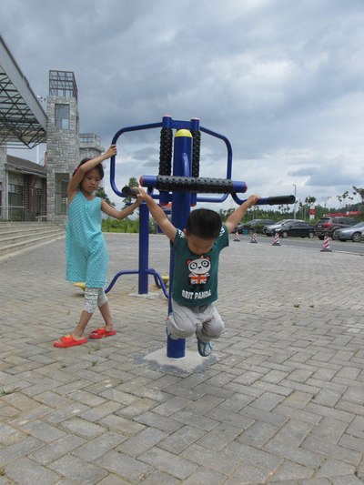 家庭年收入不到5万,买车带着老婆两娃自驾1万