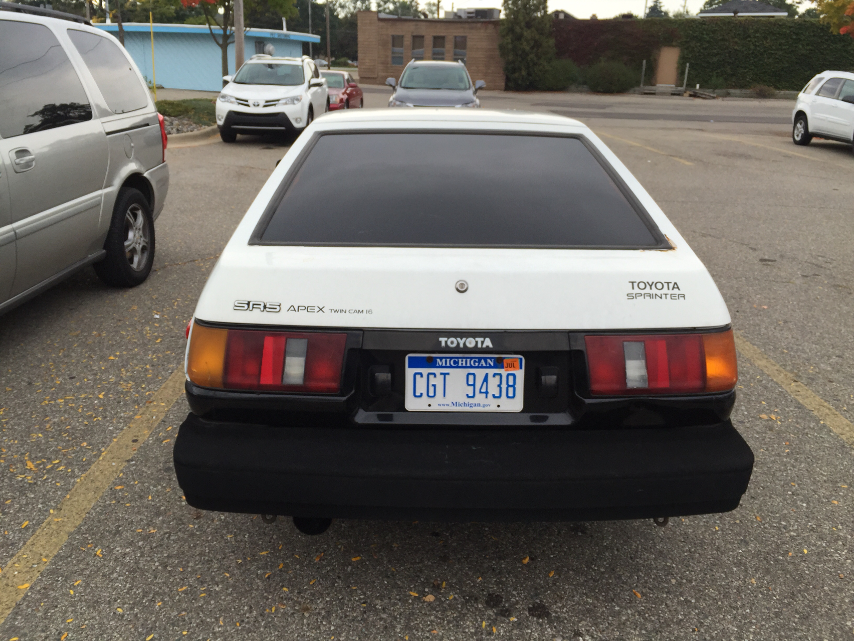 停车场遇到了最经典的老花冠--AE86