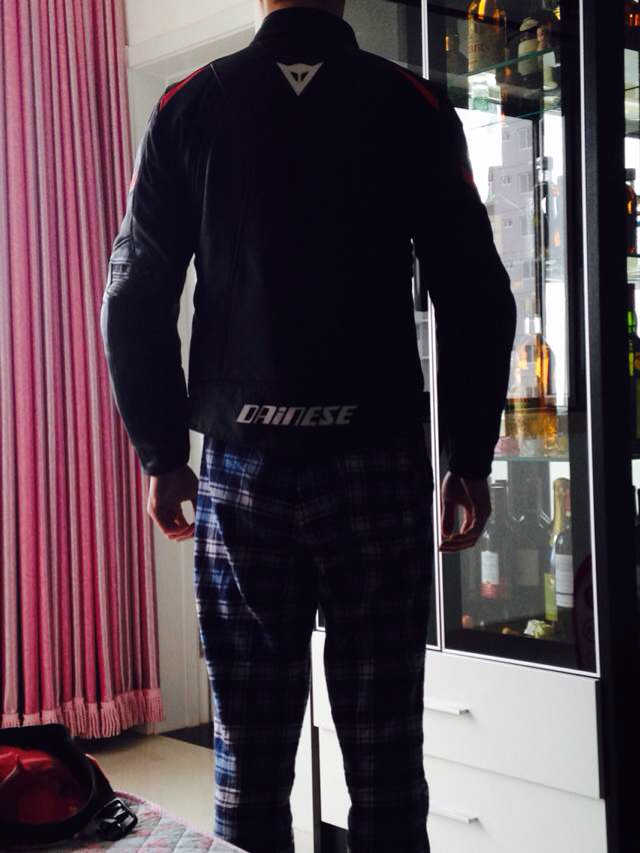 白色BJ600,买了件Dainese骑行服,兄弟们帮配