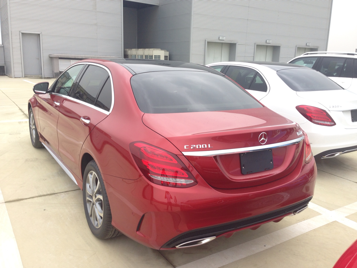今天去看了并试驾了新C200L,内有罕见的红色