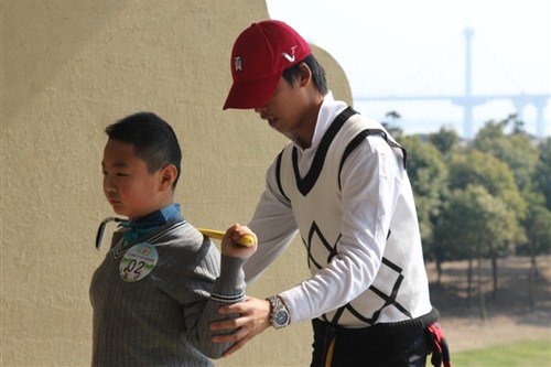 【之信奔驰 亲情启动青少年高尔夫培训班_浙江
