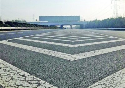 【高速V形白色实线为导流线 切勿临时停车_淄