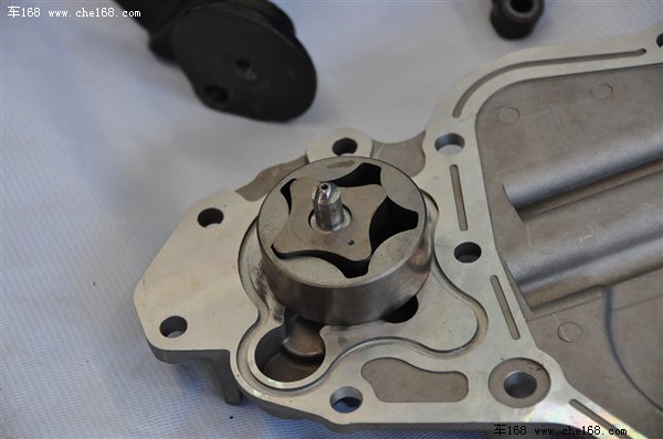              缸体内的机油集滤器