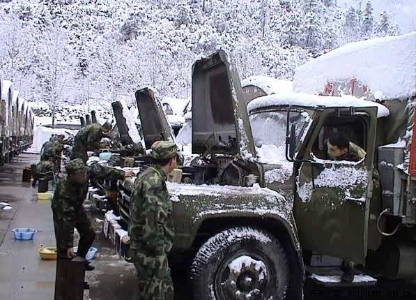 向行驶在川藏线上英雄的汽车兵致敬!