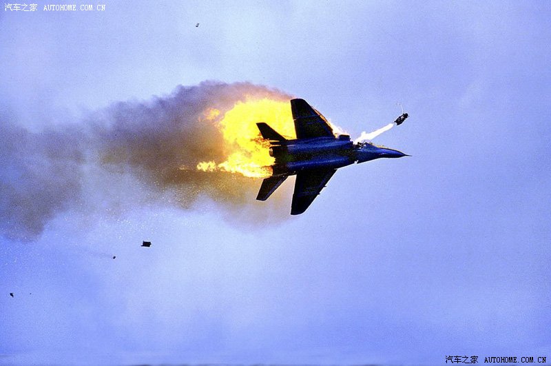 非常惨烈!抓拍战机空中爆炸坠毁的惊人一幕