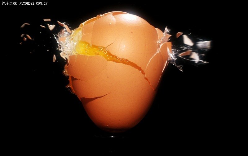 子弹穿透物体的瞬间