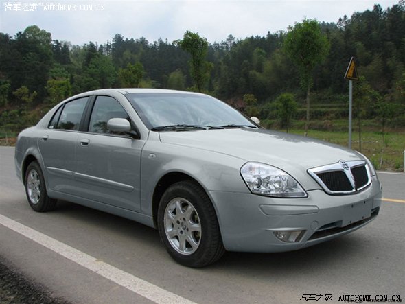 很少见到银色的尊驰车