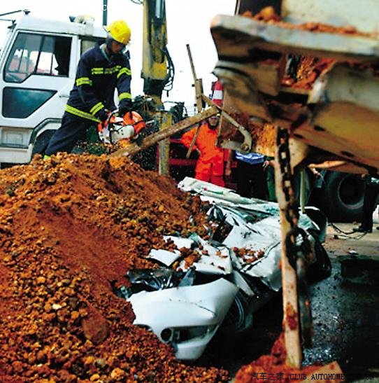 被10吨卡车压扁的丰田轿车