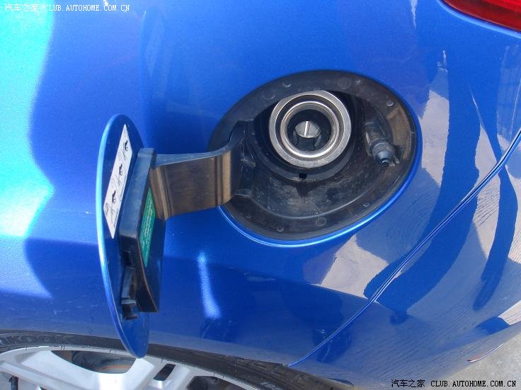 这个是油箱加油口的特写,这个也是新嘉年华的亮点之一&mdash;无盖油箱