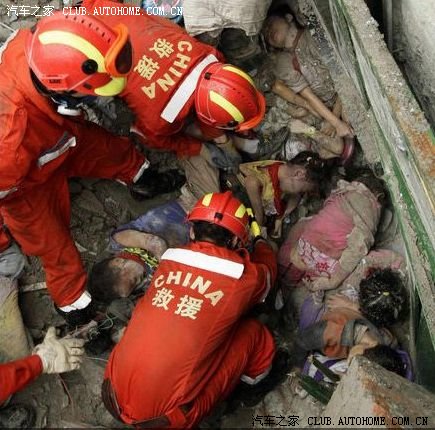 宝贝~~走好~天堂里没有地震~~(有感于一张照片)