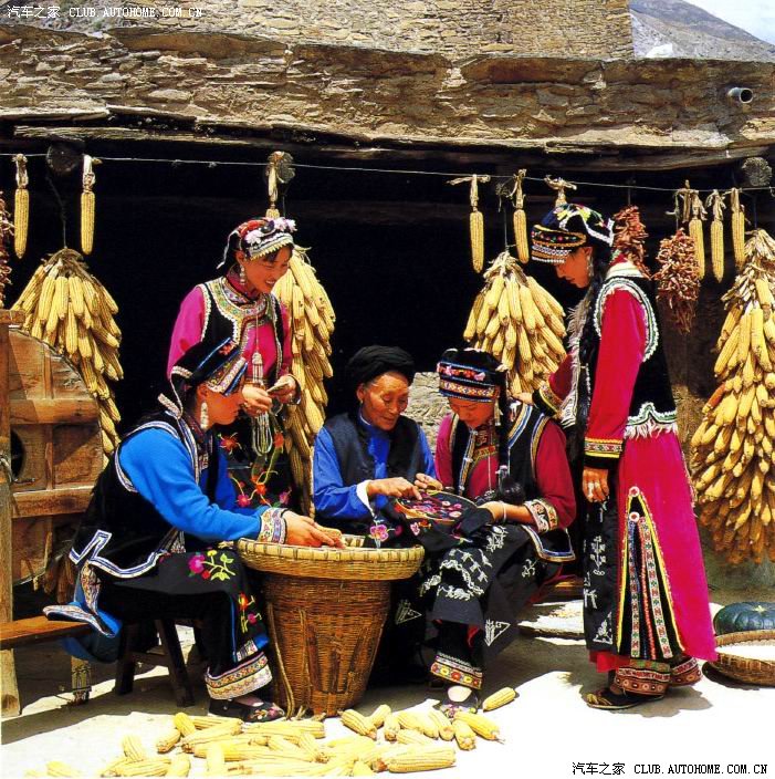 川北群山之颠的"云朵中的民族"——羌族民居,服饰和美景