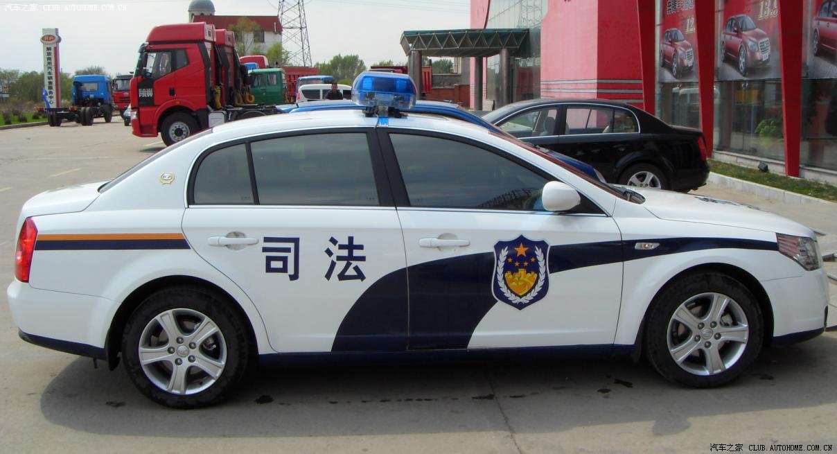 看看咱们"奔腾警车"拉不拉风?