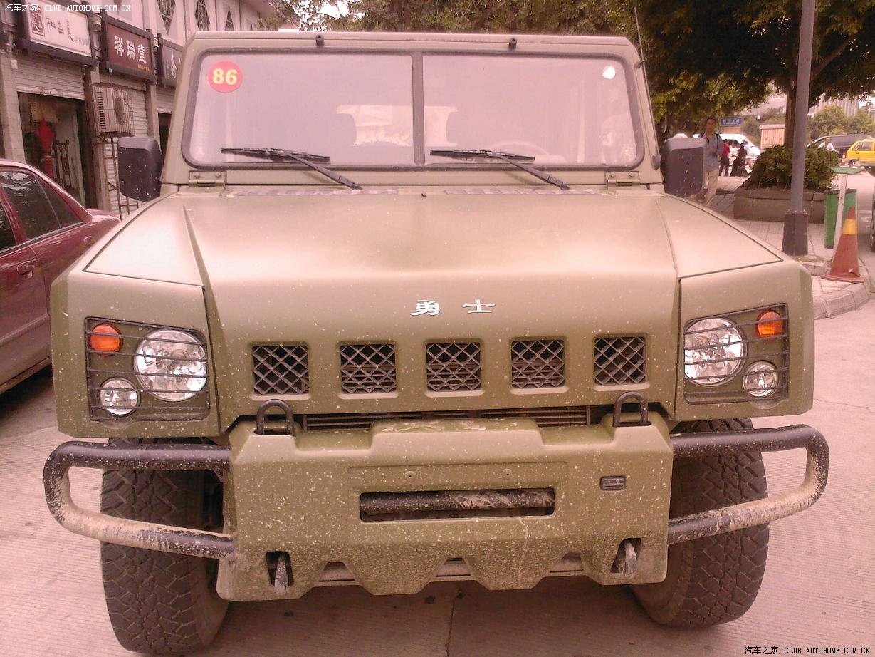 成都街头实拍新一代军车"勇士"