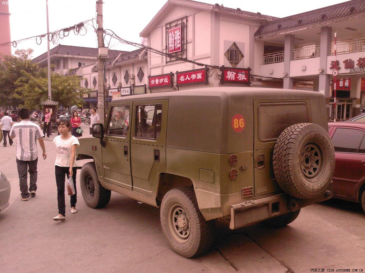 成都街头实拍新一代军车勇士