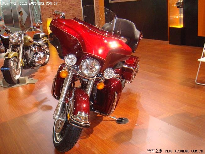 红色哈雷车展拍的