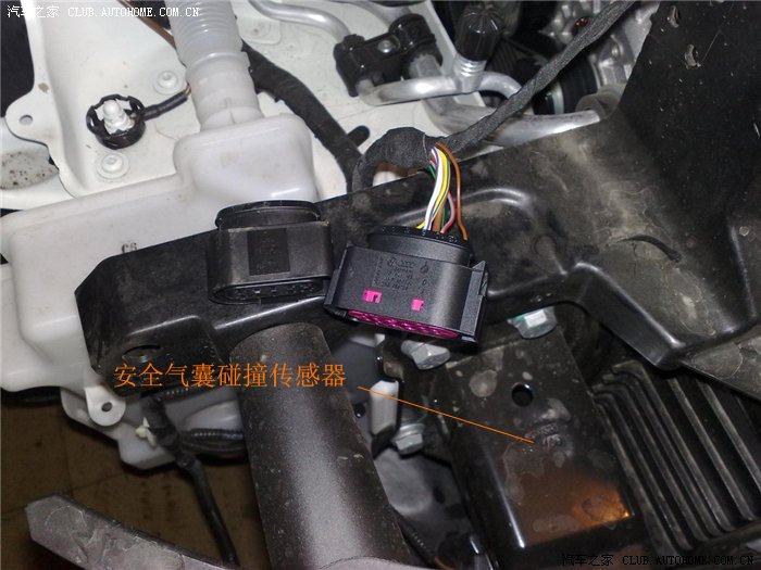 经过研究判断这是安全气囊的碰撞传感器看看是不是