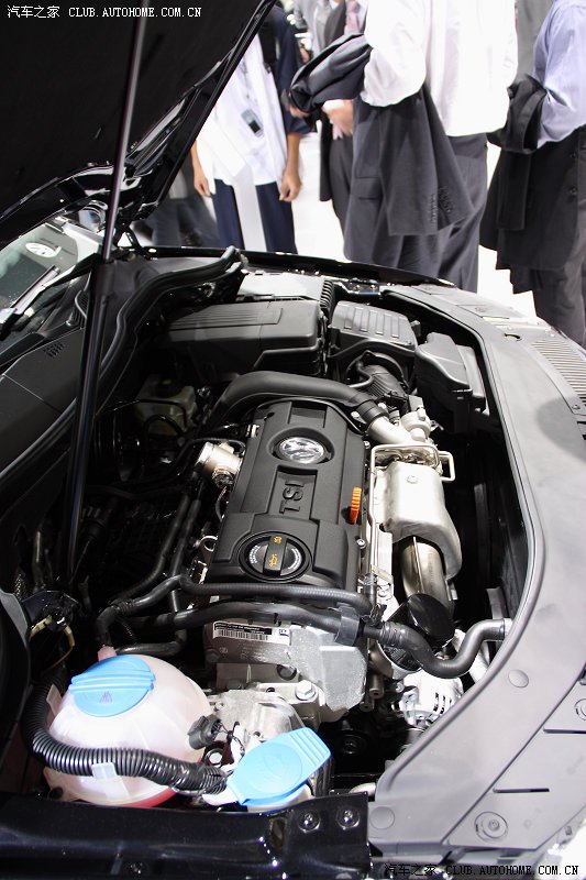这是1.4t迈腾的发动机舱,看上去内容不如1.