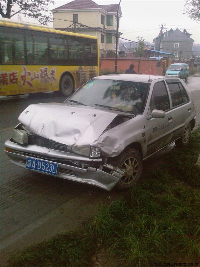 我可怜的夏利被撞飞几米远三车相撞交通事故