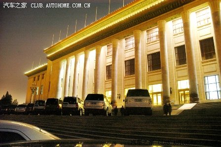 人民大会堂北门外等待停车的改装g4版发现3
