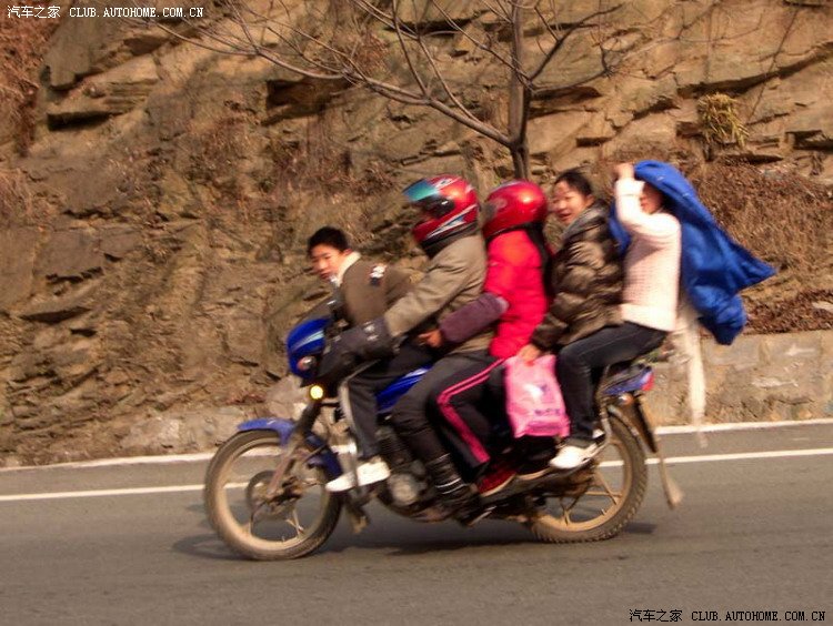 最牛的摩托车载人,猜猜有几人?