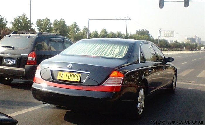 今天在武汉街头看到迈巴赫,车牌相当错,但为什么