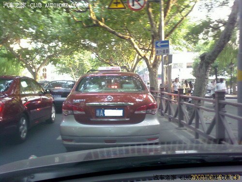 今天看见轩逸成出租车了特意抓拍了两张