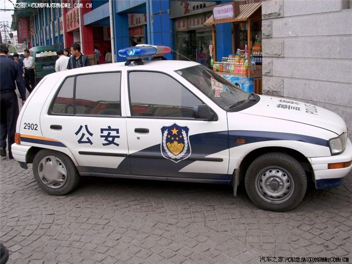 夏利警车很精神